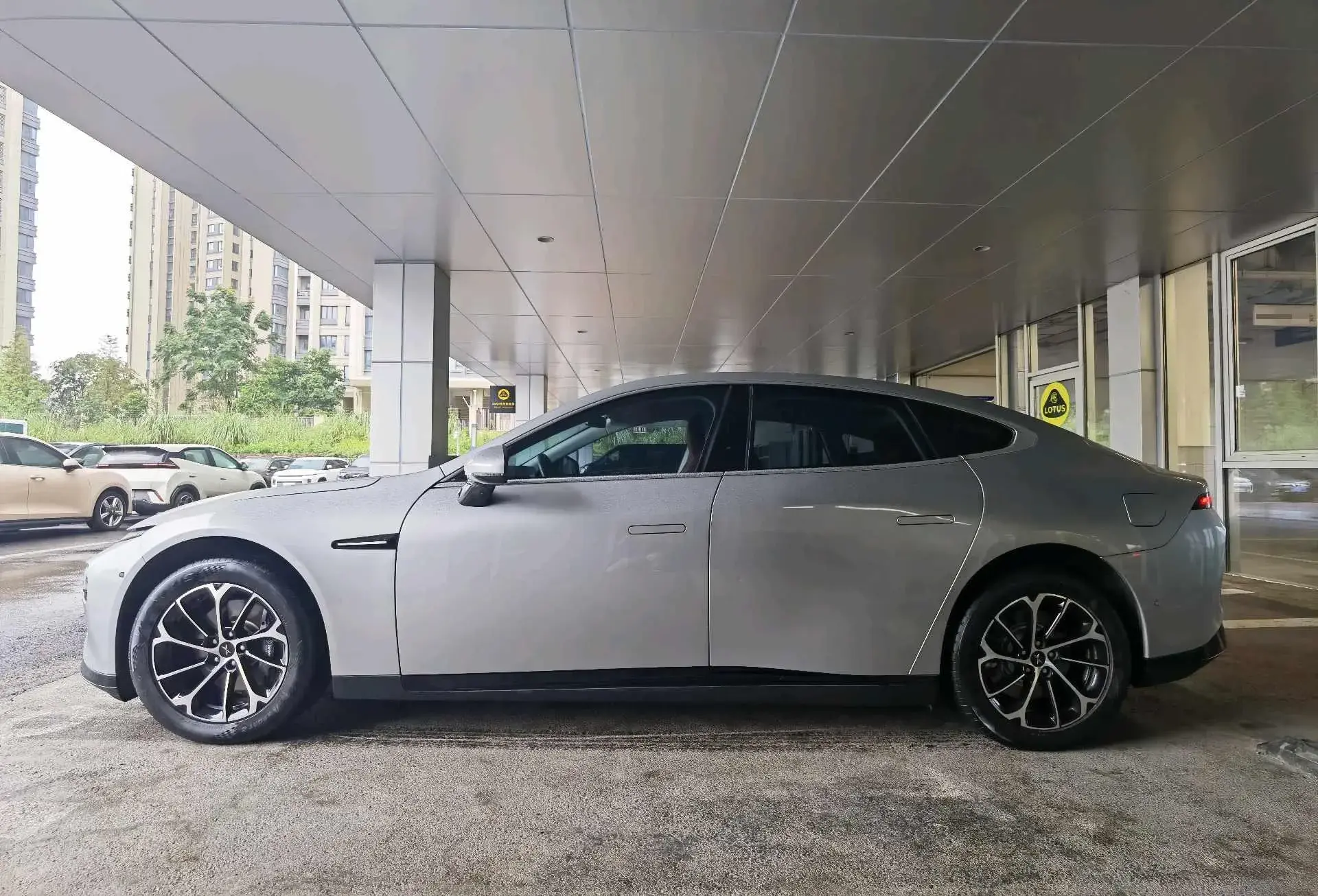 2021 XPENG P7 thumbnail 4