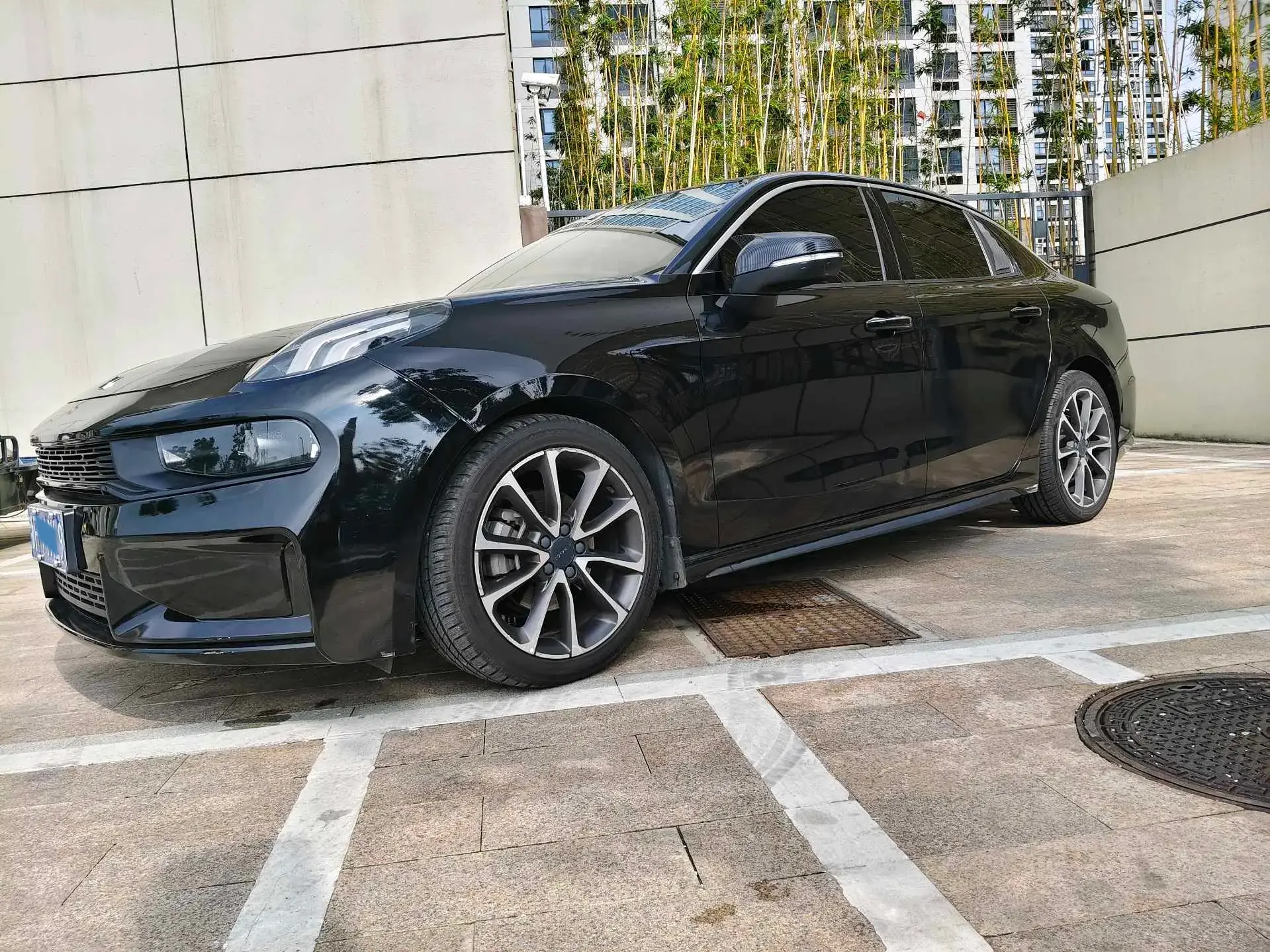 2019 LYNK&CO 03 view 1