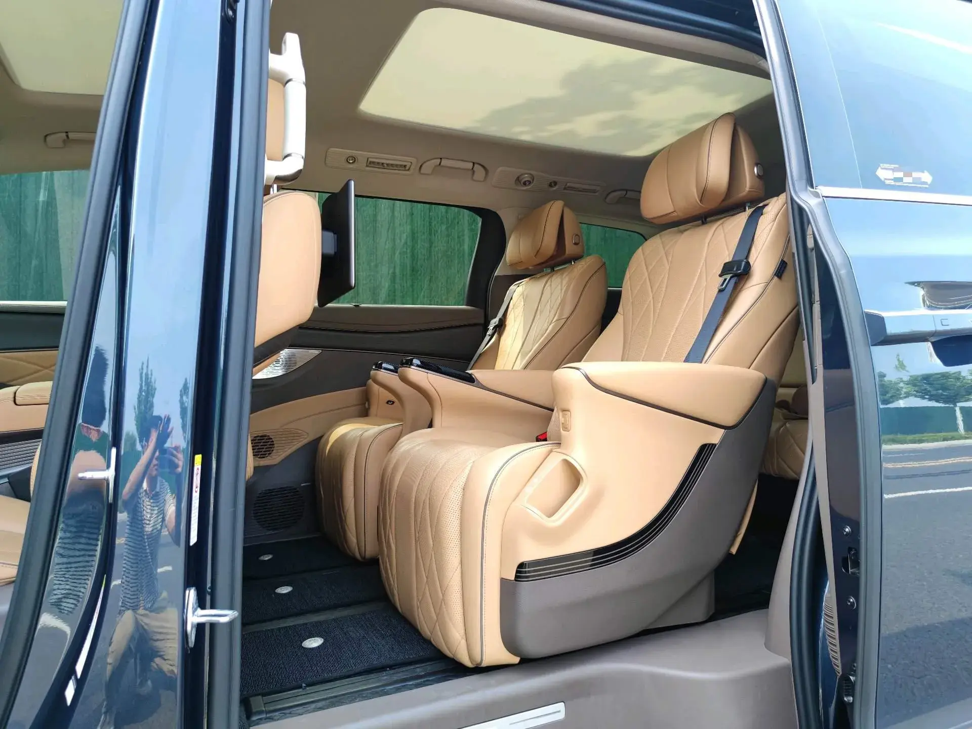 2022 DENZA D9 thumbnail 4