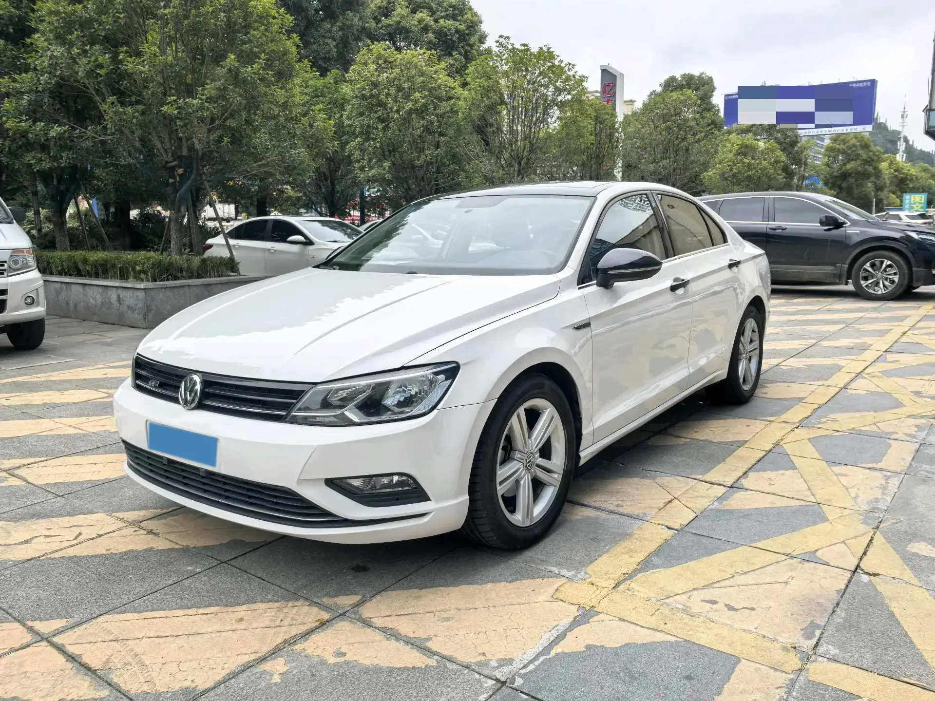 2017 VOLKSWAGEN LAMANDO view 1