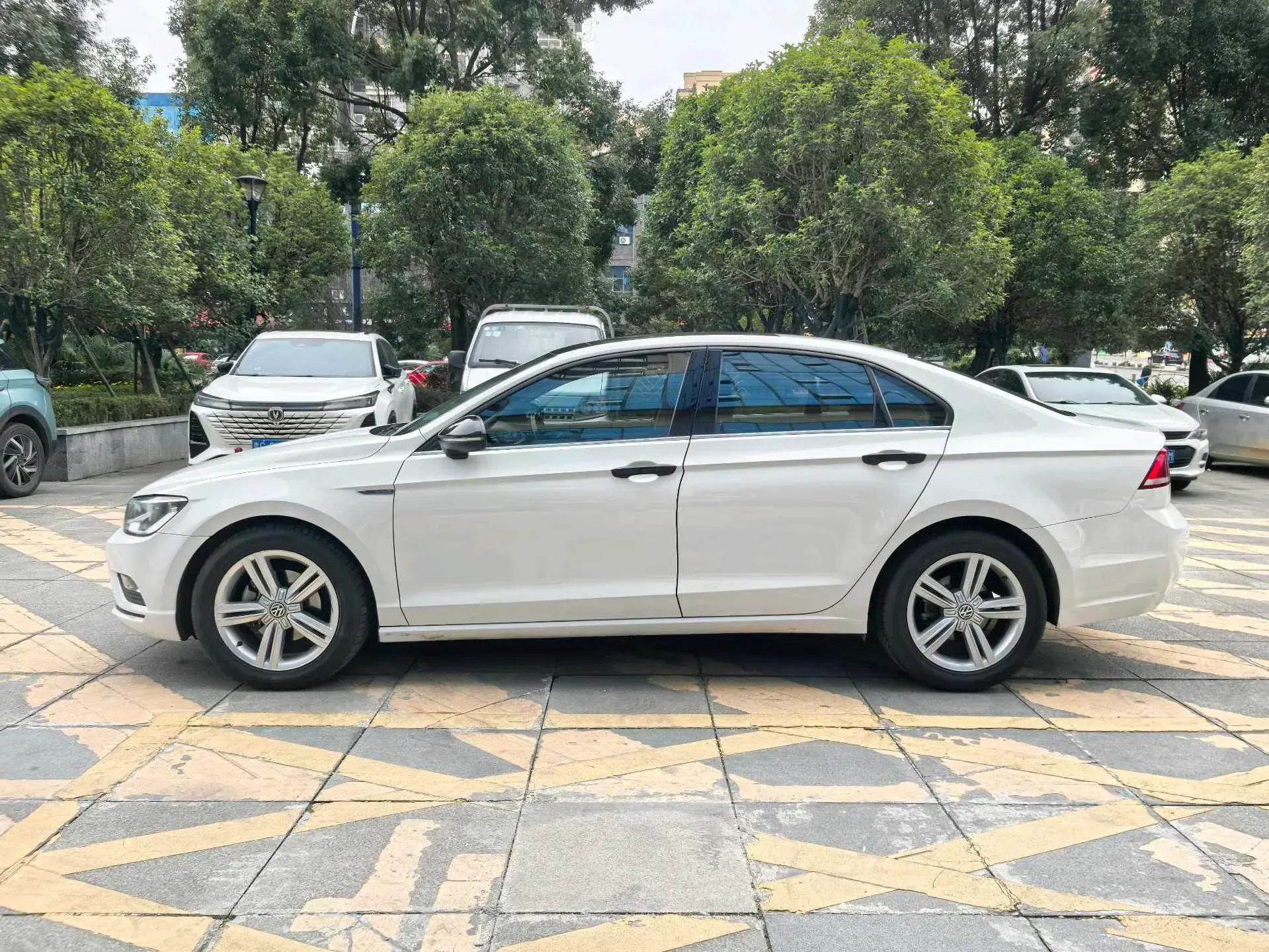 2017 VOLKSWAGEN LAMANDO thumbnail 4