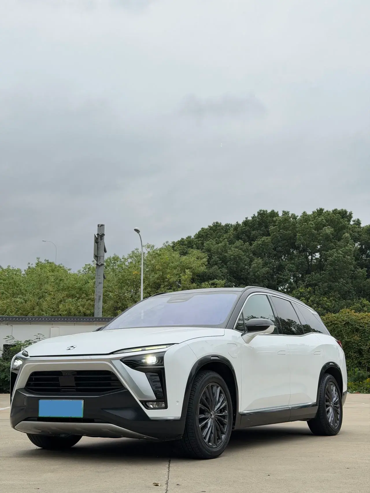 2022 NIO ES8 view 1