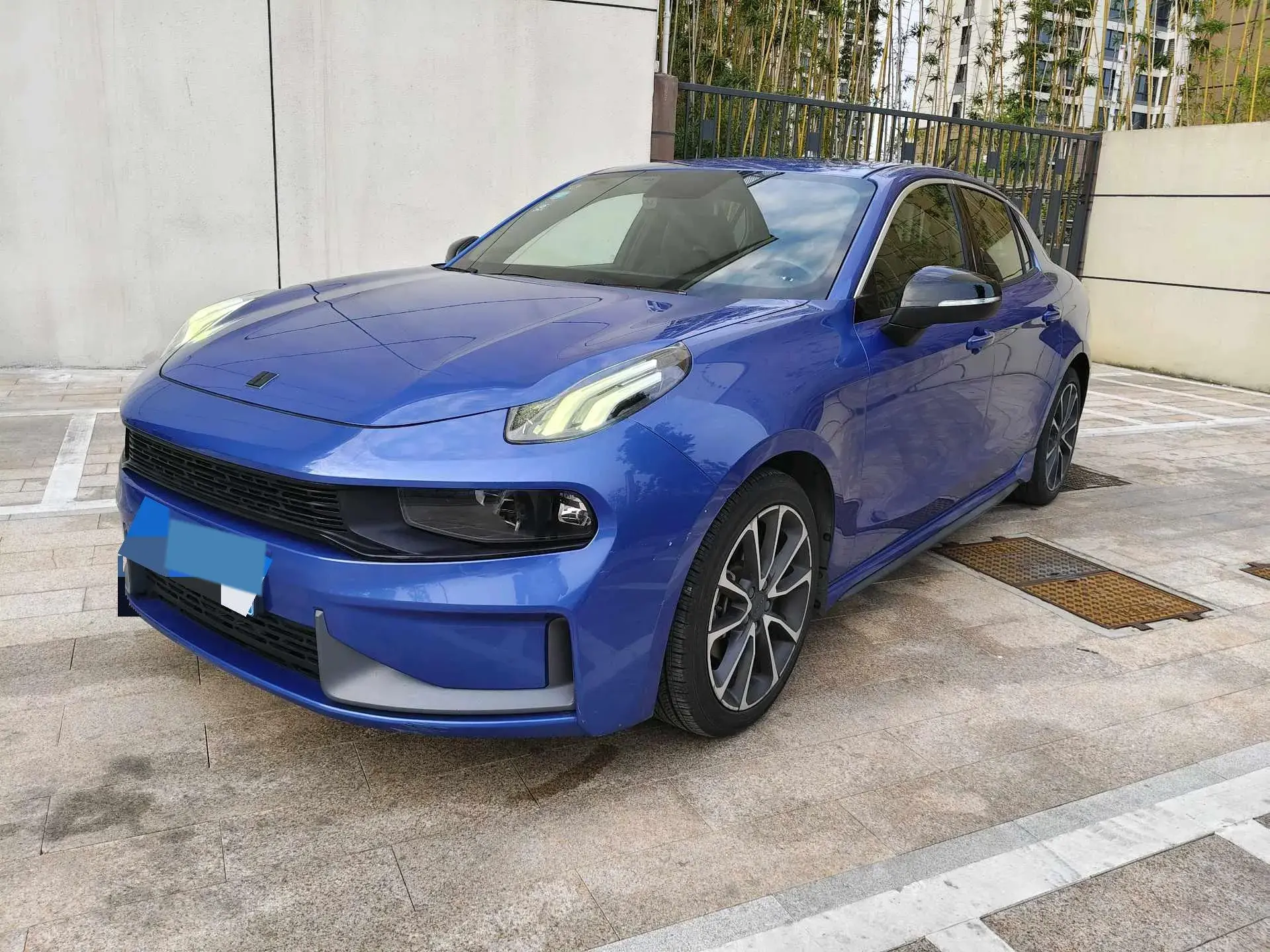 2018 LYNK&CO 03 view 1