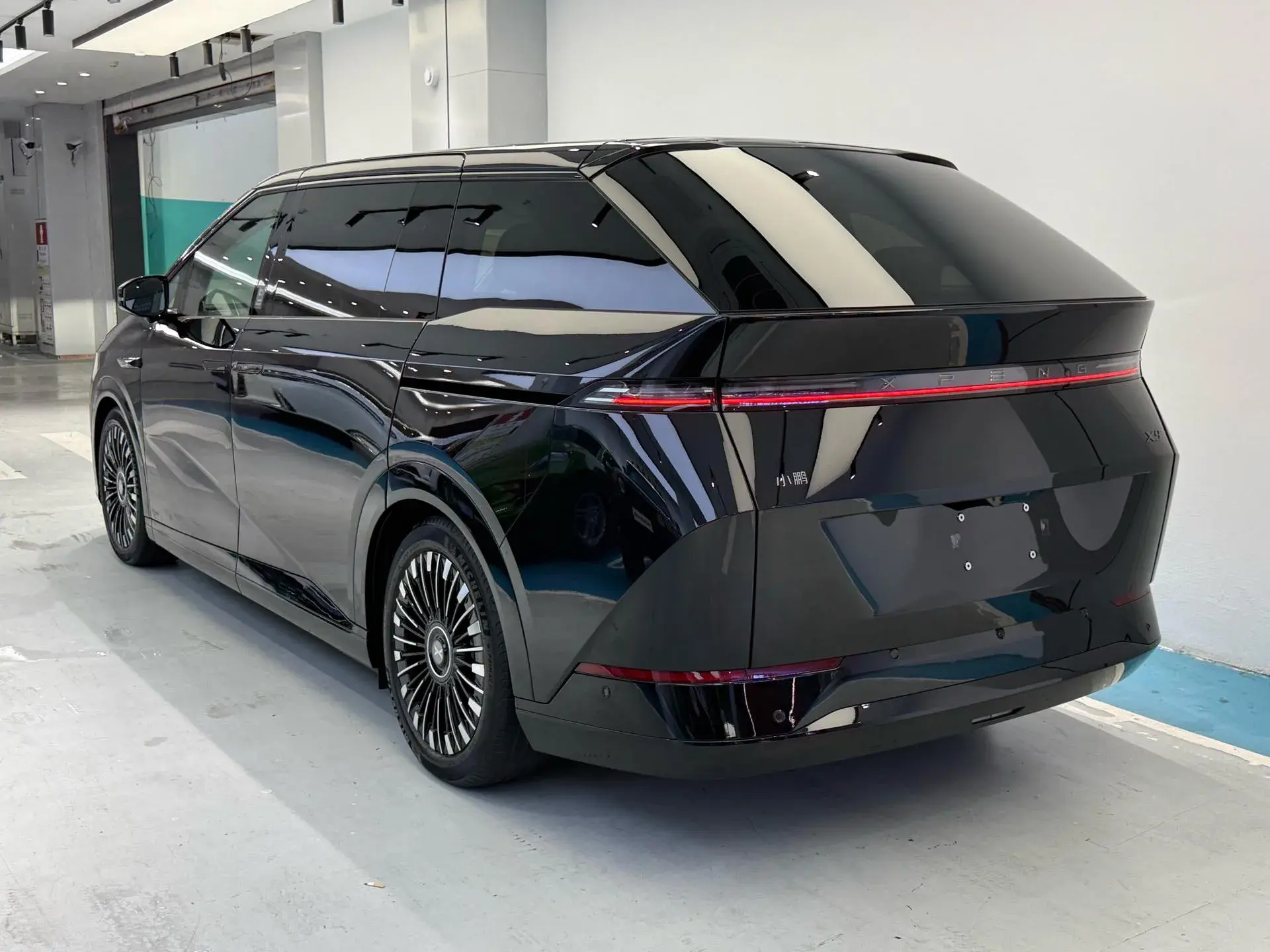 2025 XPENG X9 thumbnail 3