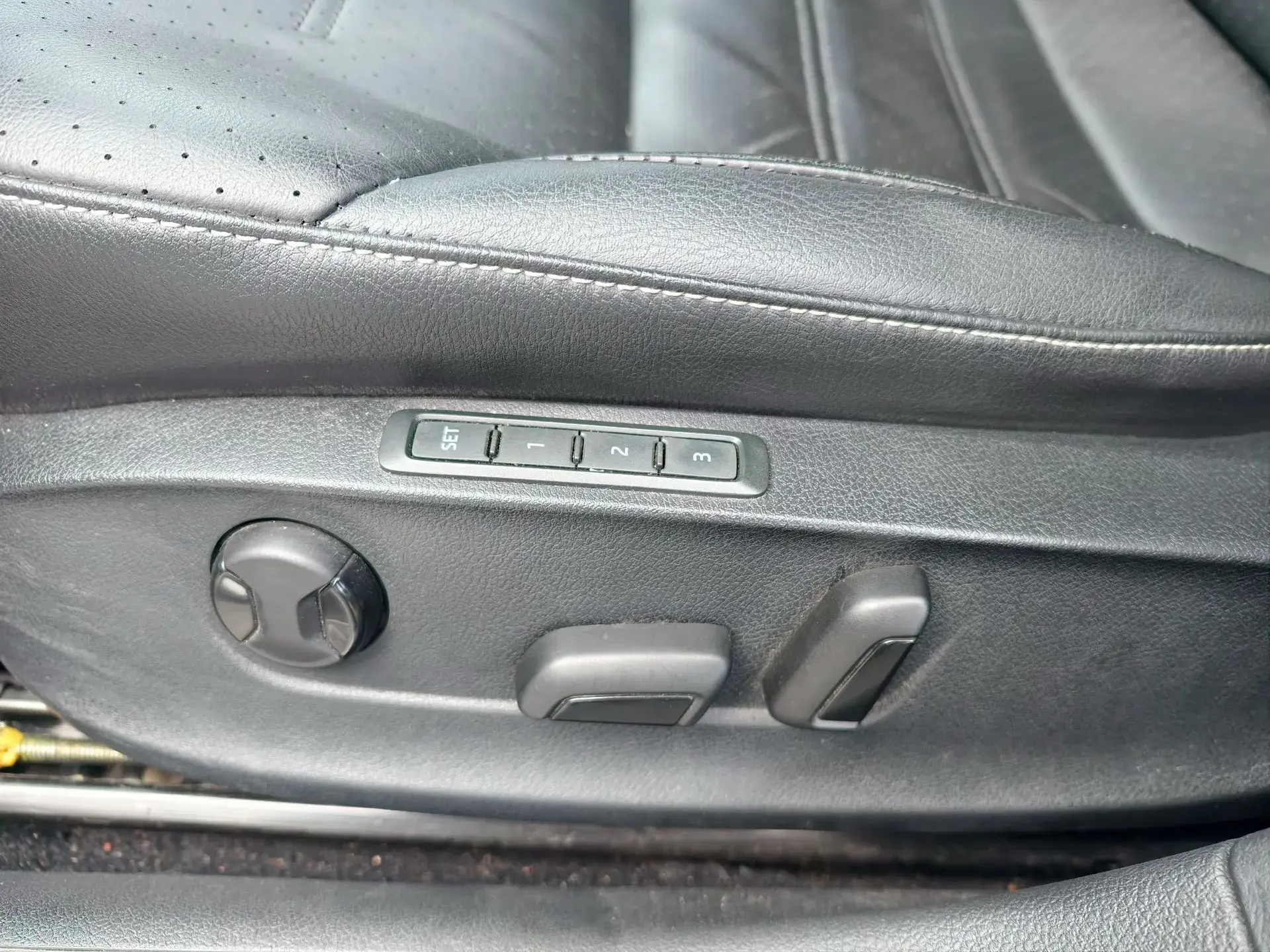 2017 VOLKSWAGEN PASSAT thumbnail 3