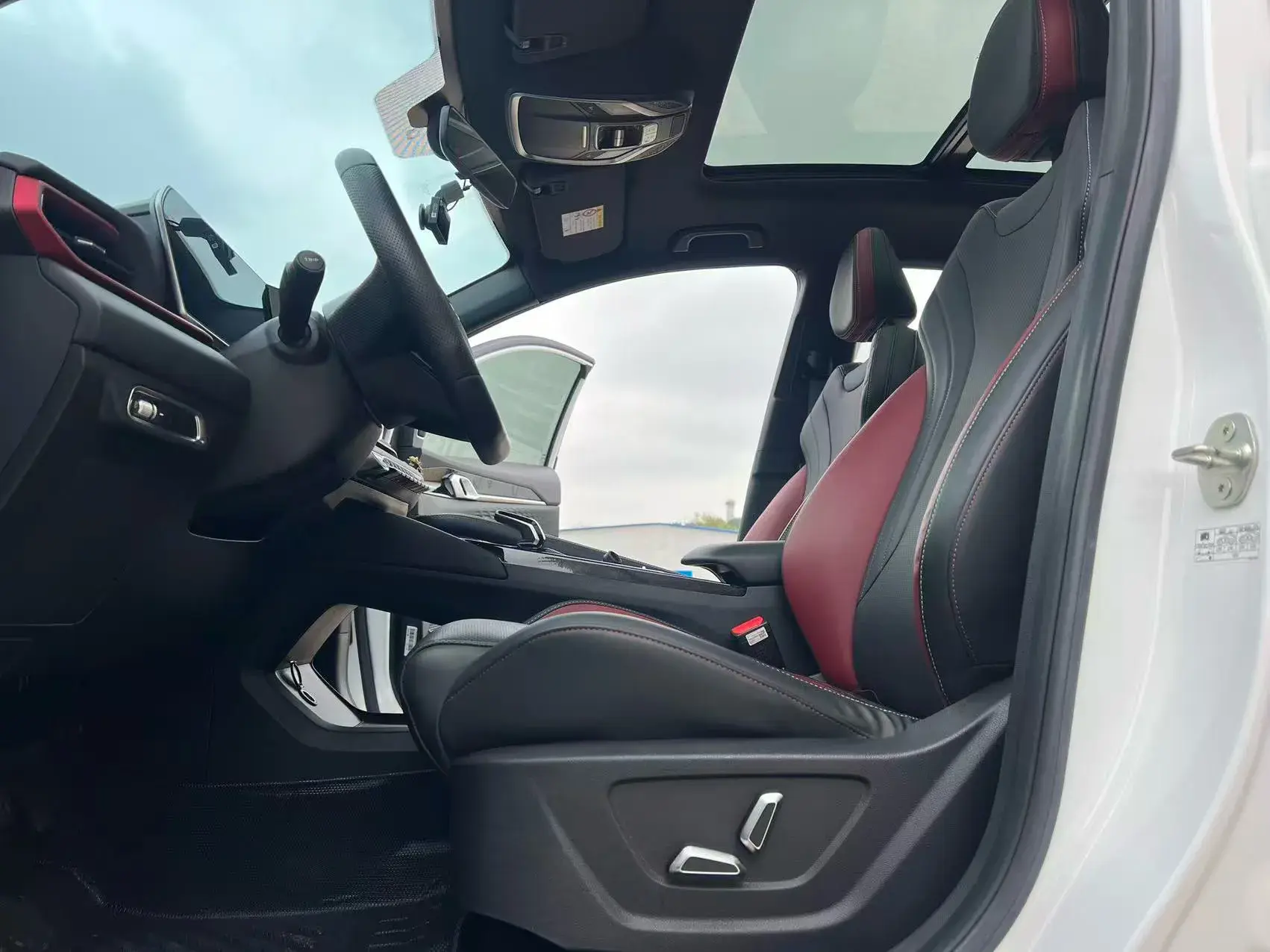 2023 GEELY COOLRAY thumbnail 4