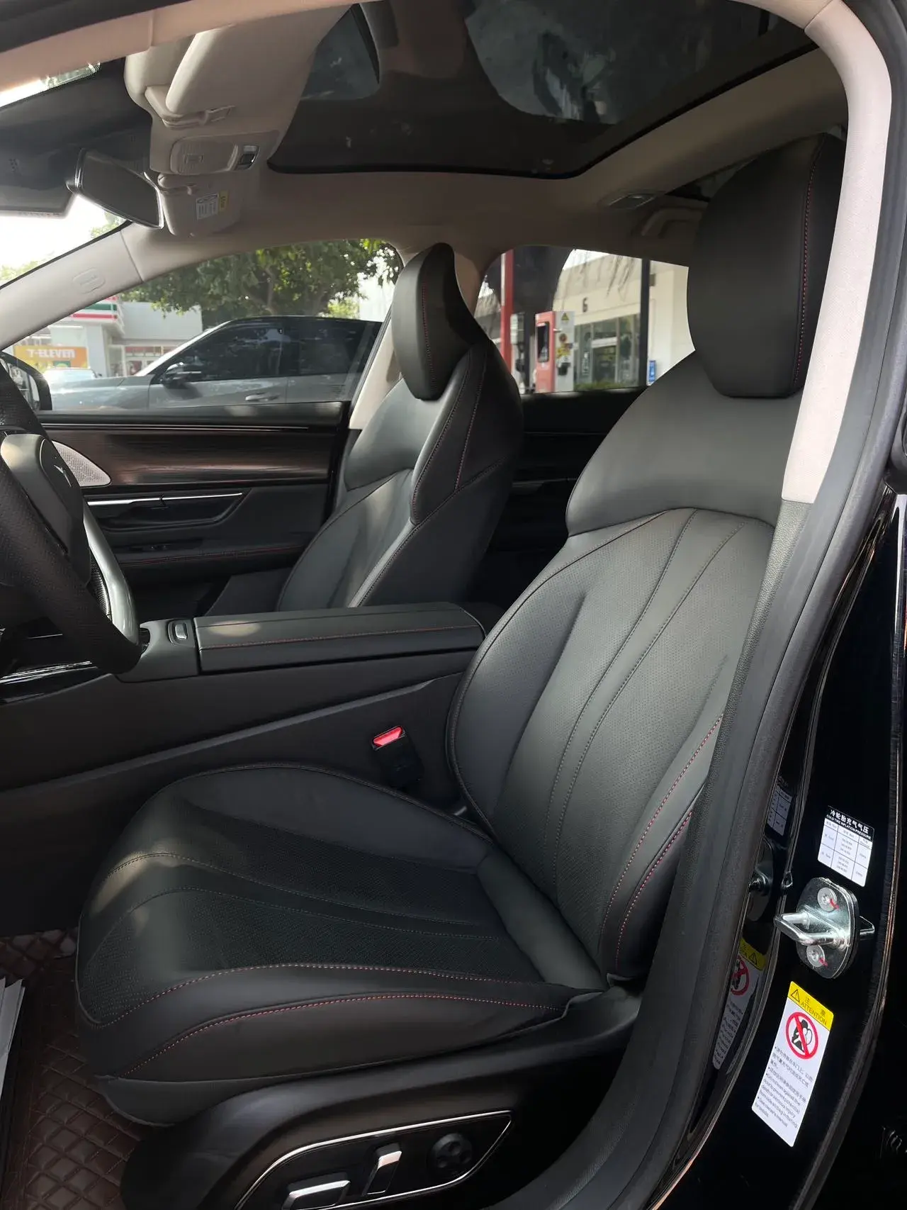 2023 XPENG P7 thumbnail 3