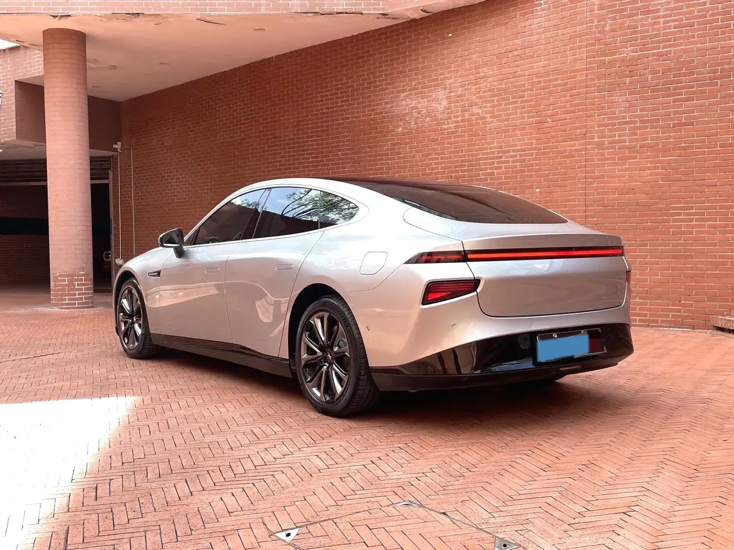 2020 XPENG P7 thumbnail 3