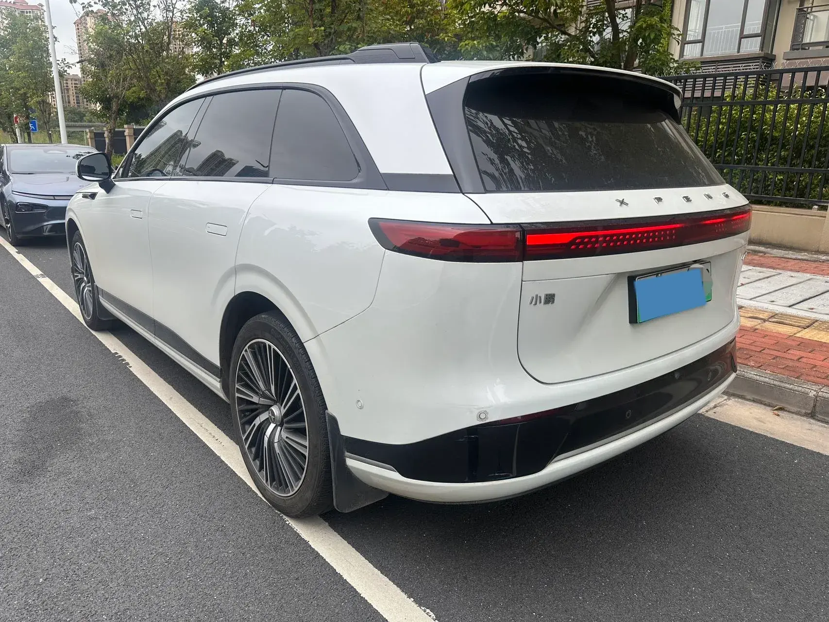 2024 XPENG G9 thumbnail 3