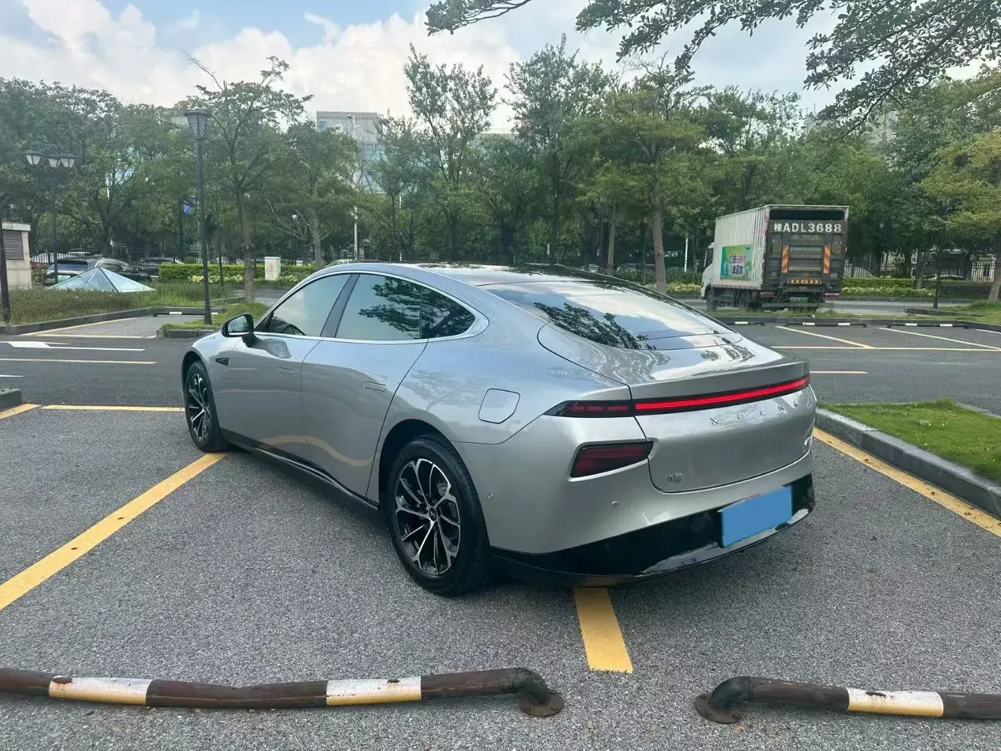 2022 XPENG P7 thumbnail 3