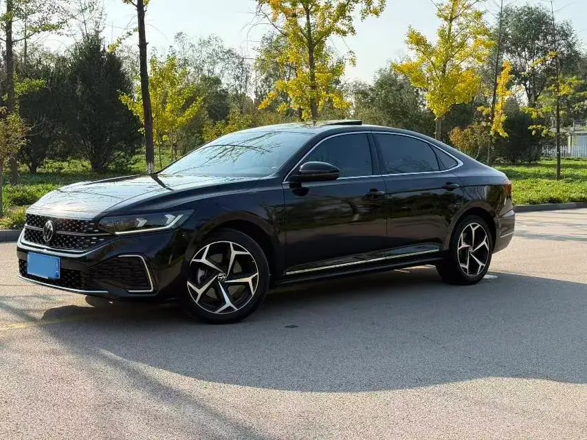 2024 VOLKSWAGEN PASSAT view 1