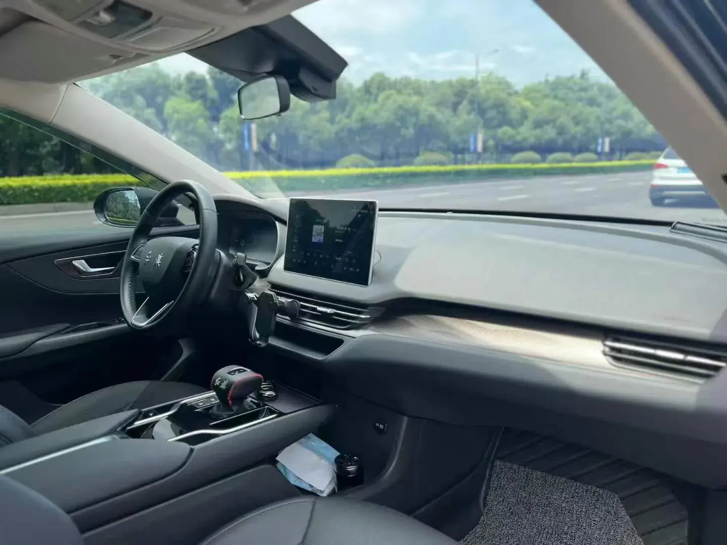 2022 HONGQI E-QM5 thumbnail 3