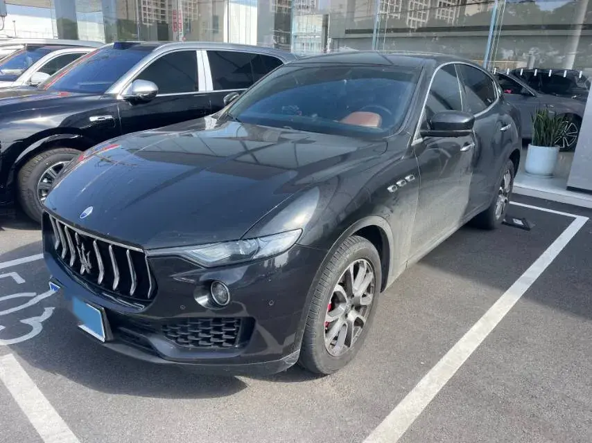 2018 MASERATI LEVANTE view 1