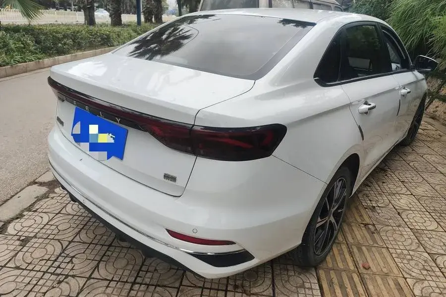 2022 GEELY EMGRAND thumbnail 2
