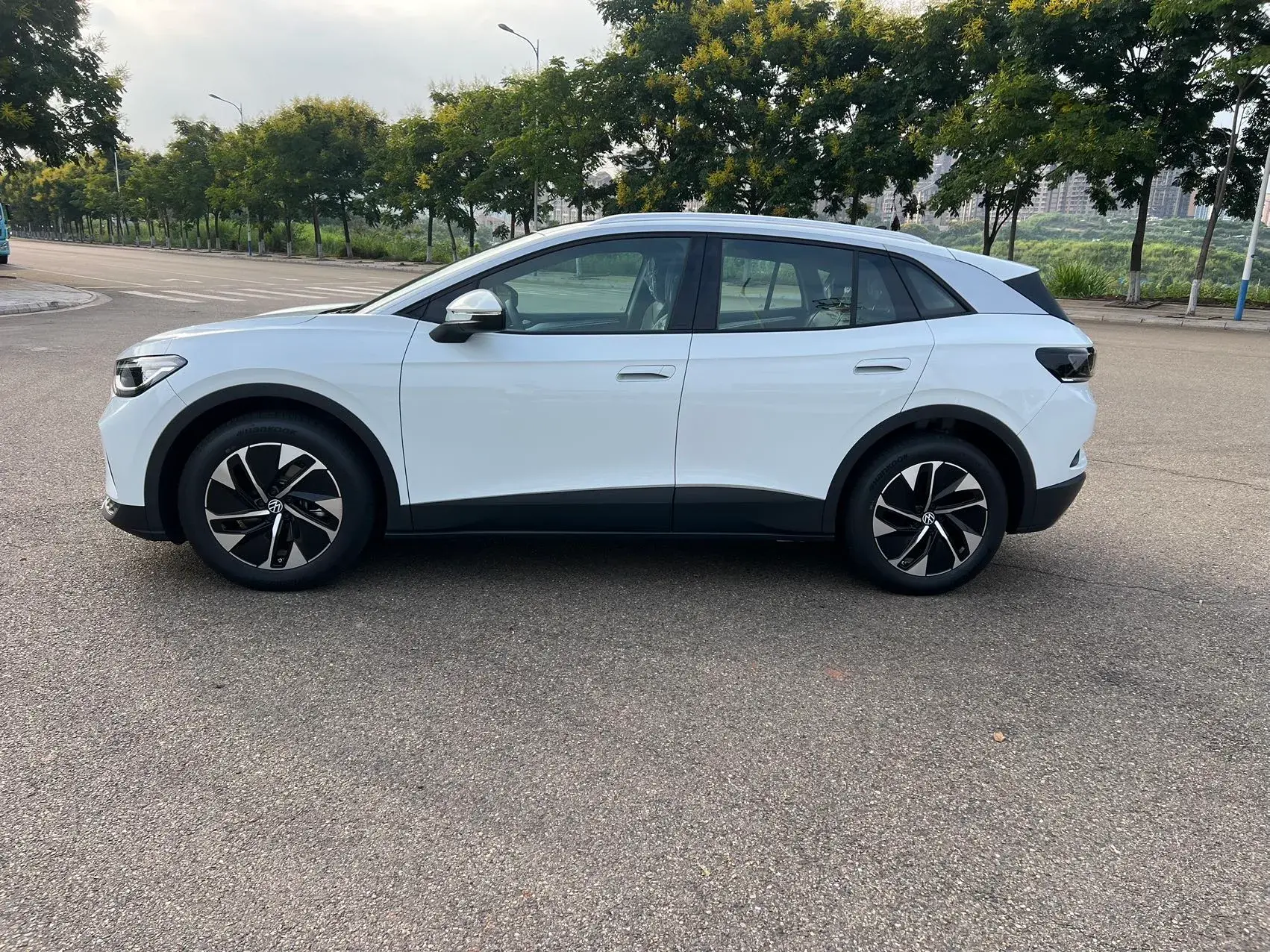 2023 VOLKSWAGEN ID.4 thumbnail 3