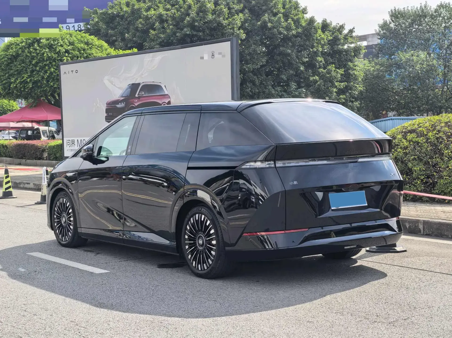 2025 XPENG X9 thumbnail 3