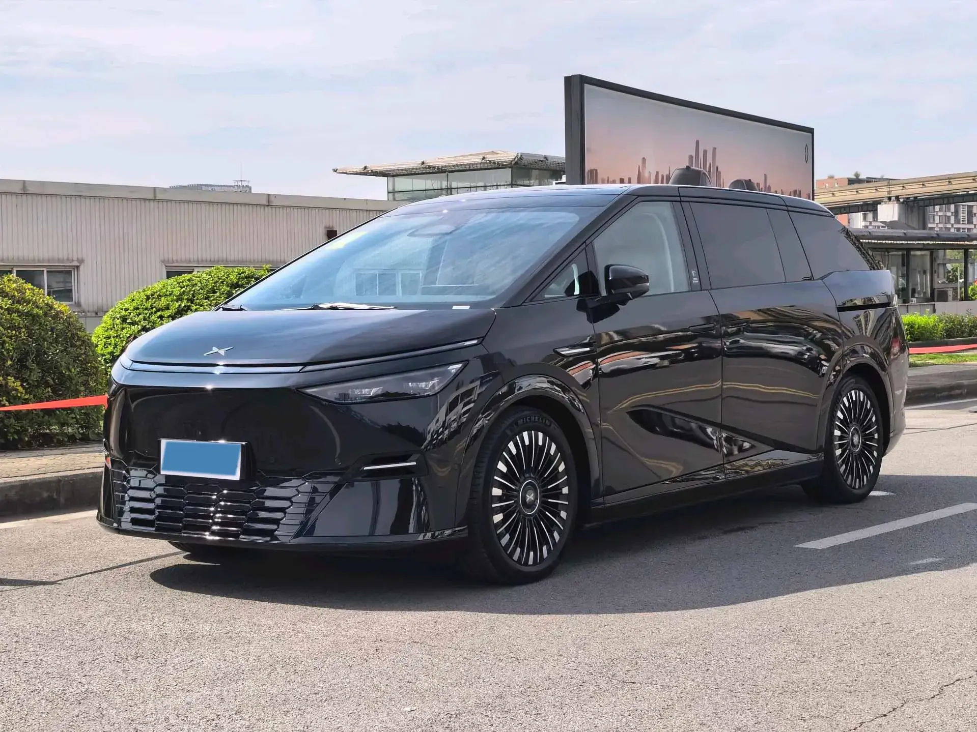 2025 XPENG X9 view 1