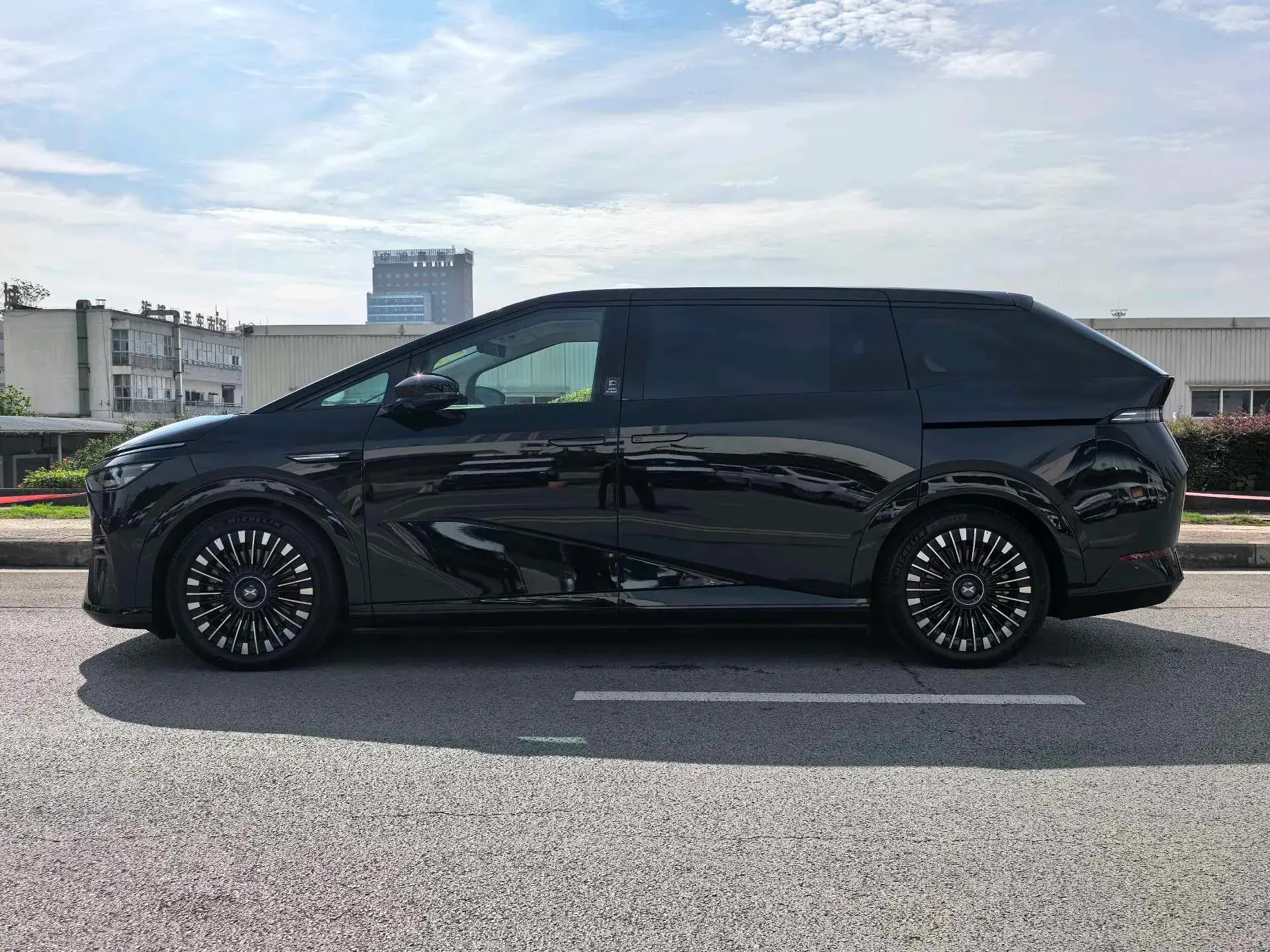 2025 XPENG X9 thumbnail 2