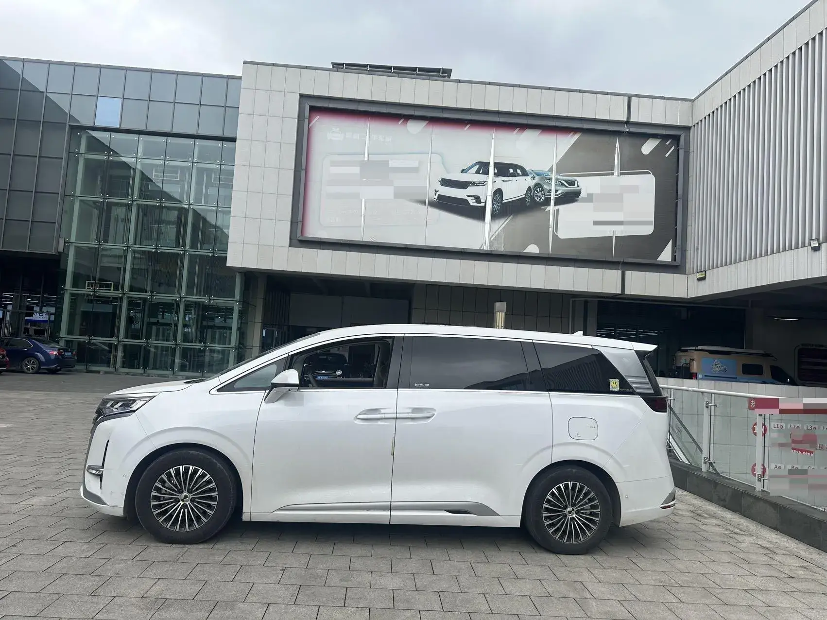 2022 DENZA D9 thumbnail 3