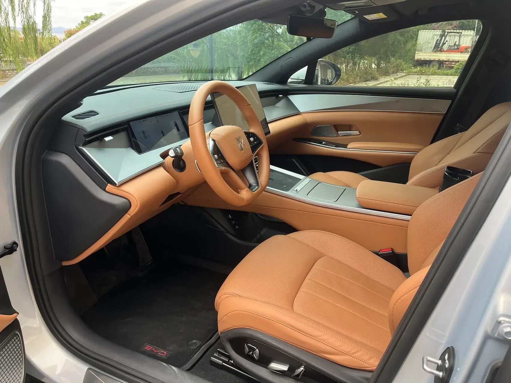 2025 BYD HANL thumbnail 4