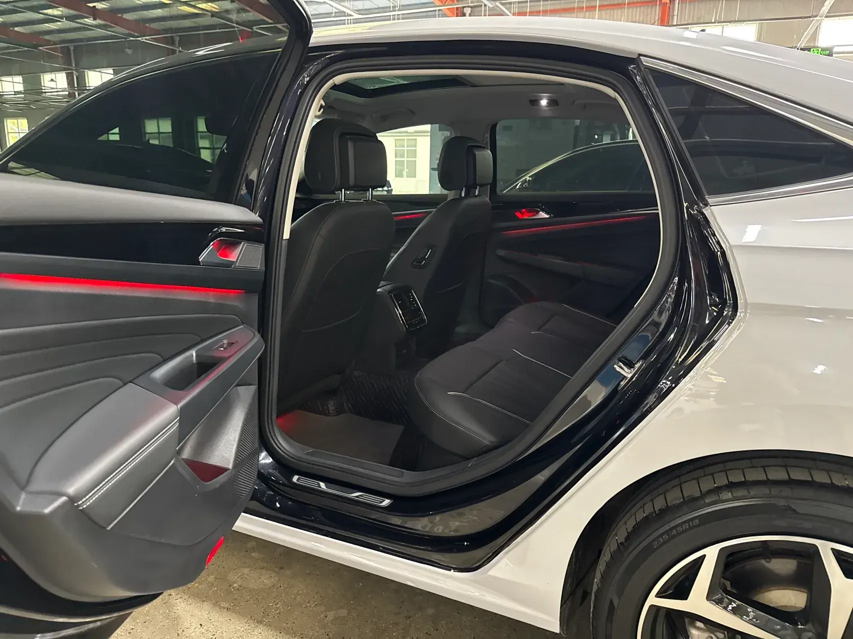 2024 VOLKSWAGEN PASSAT thumbnail 4