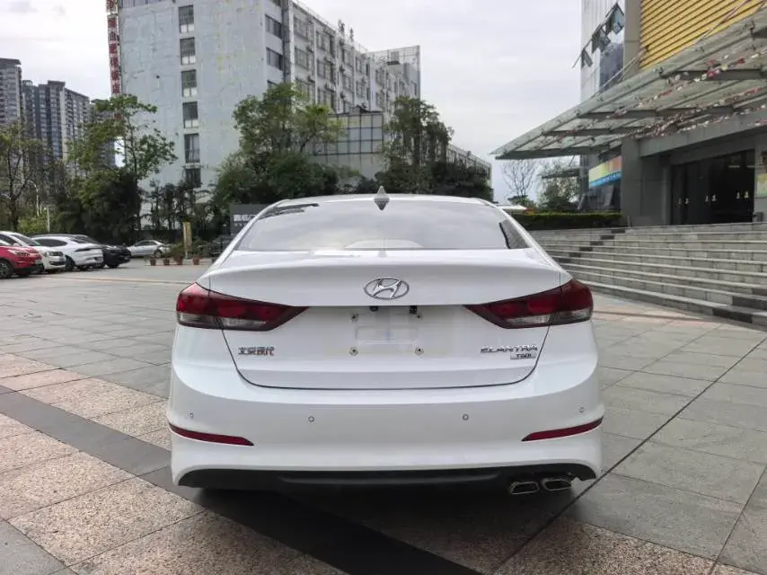 2018 HYUNDAI ELANTRA thumbnail 4