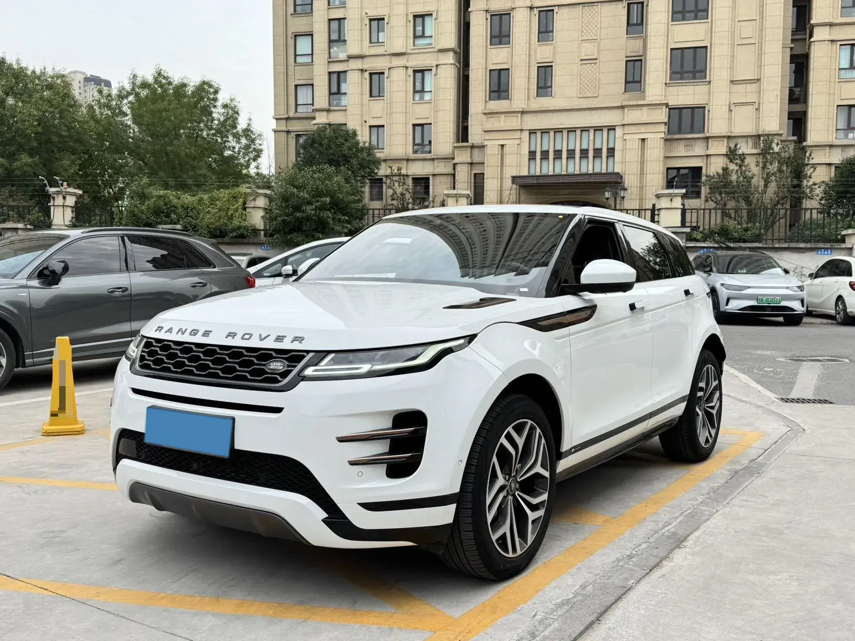 2020 LAND ROVER view 1