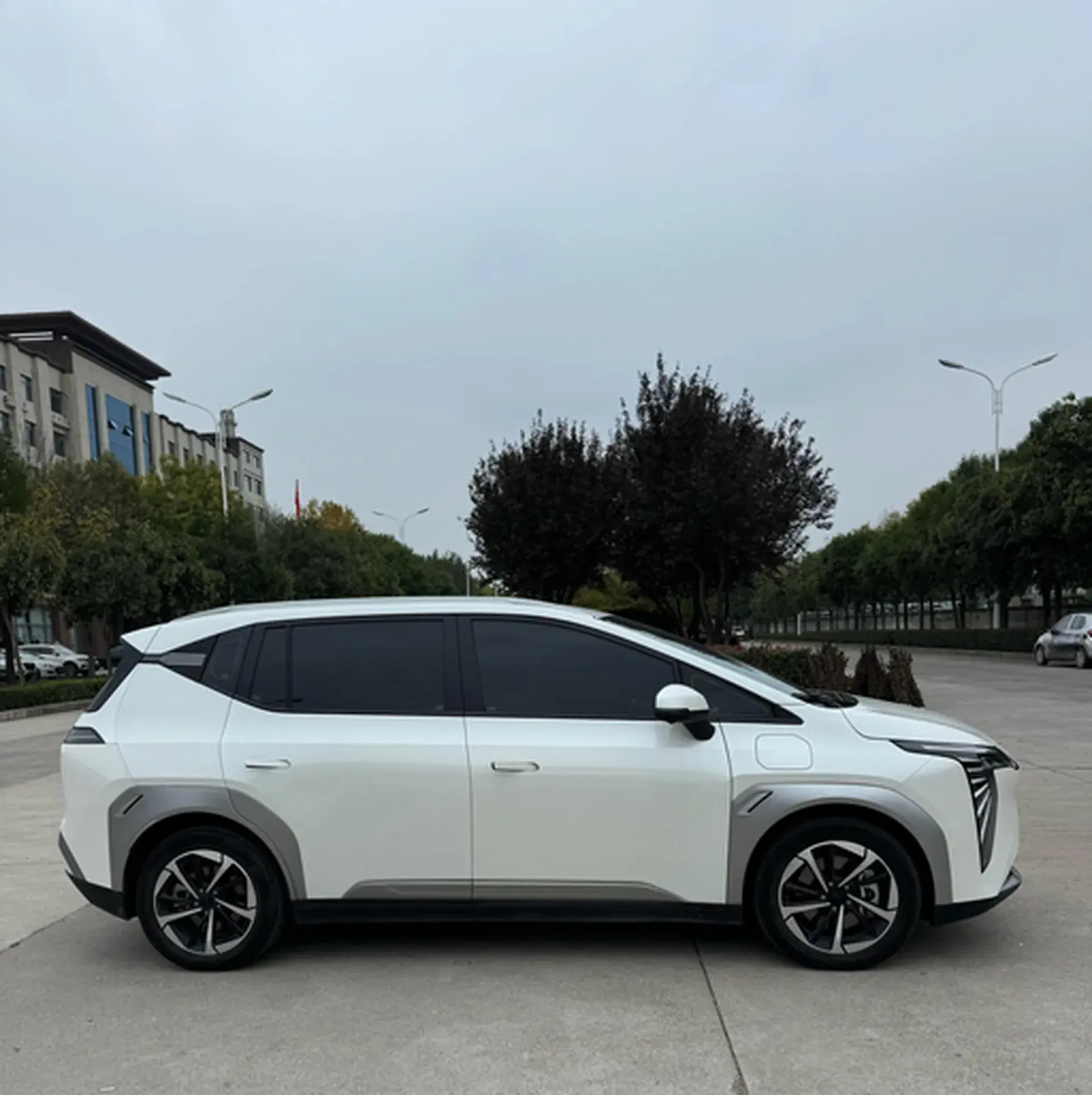 2024 AION Y thumbnail 3