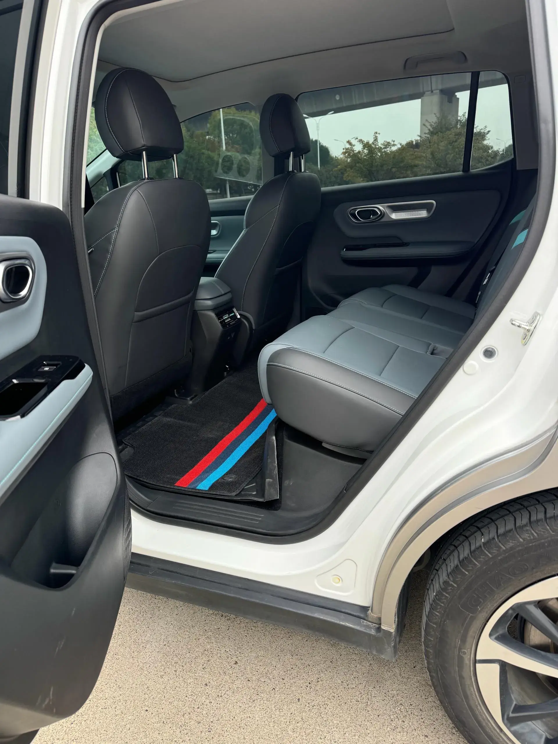 2024 AION Y thumbnail 4