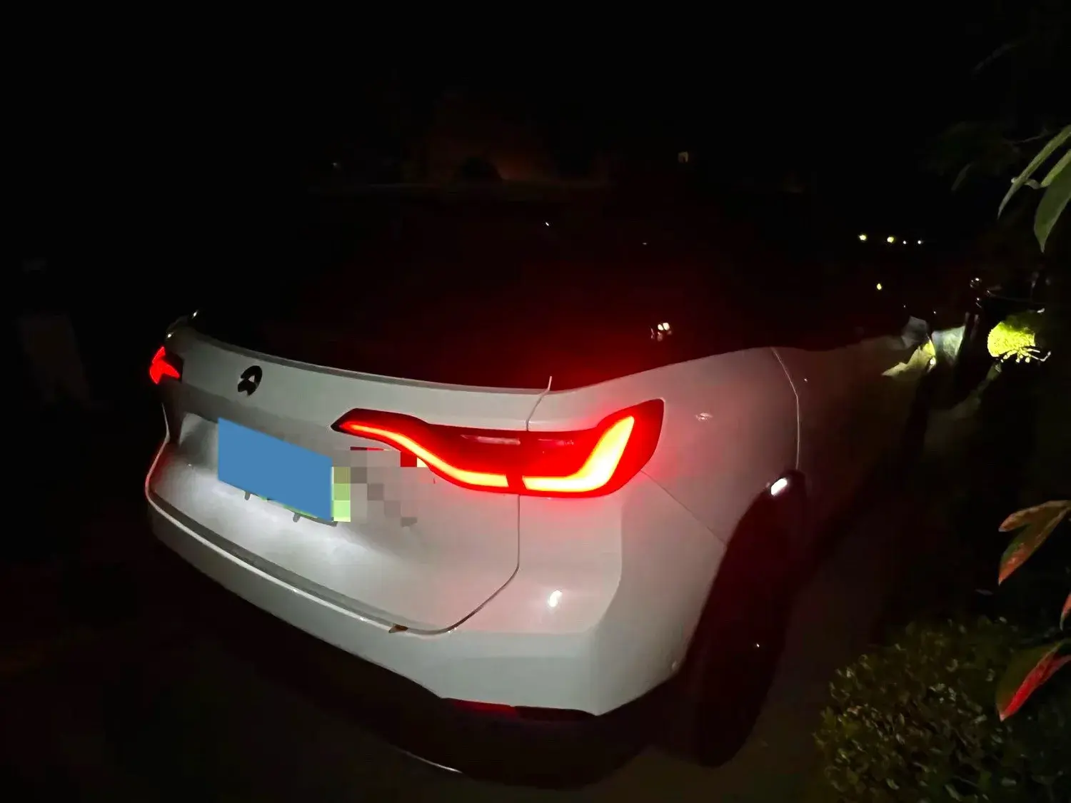 2018 NIO ES8 thumbnail 4