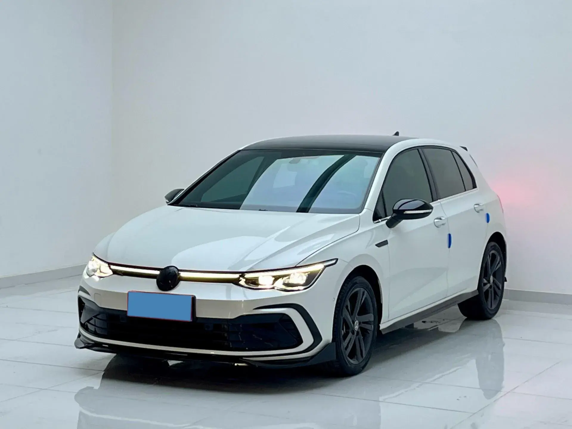 2023 VOLKSWAGEN GOLF view 1