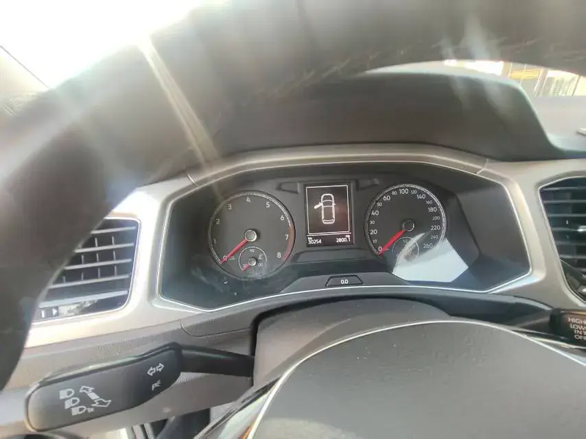 2021 VOLKSWAGEN T-ROC thumbnail 3