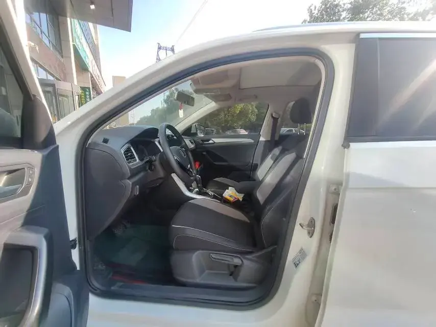 2021 VOLKSWAGEN T-ROC thumbnail 4