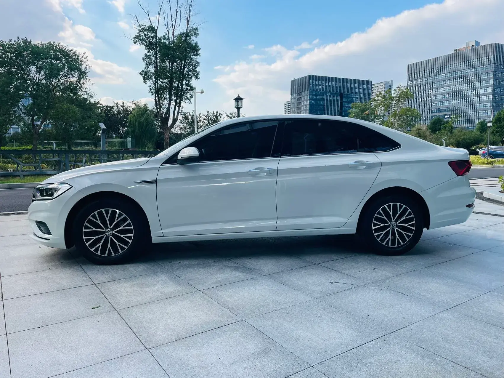 2020 VOLKSWAGEN SAGITAR thumbnail 3