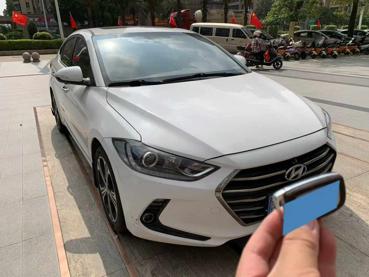 2018 HYUNDAI ELANTRA thumbnail 3