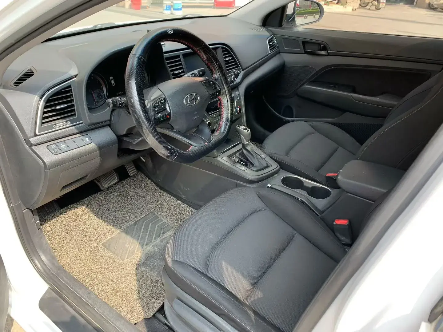 2018 HYUNDAI ELANTRA thumbnail 4