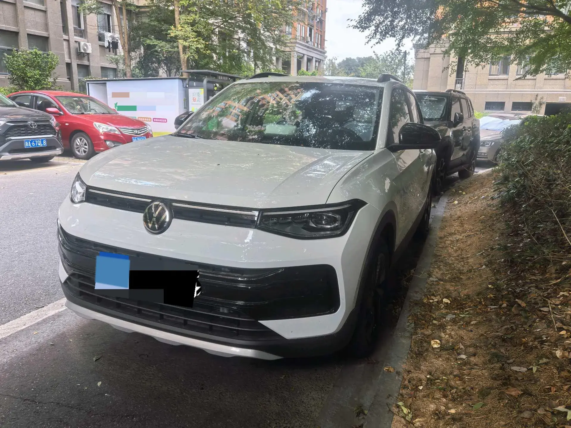 2025 VOLKSWAGEN THARU view 1