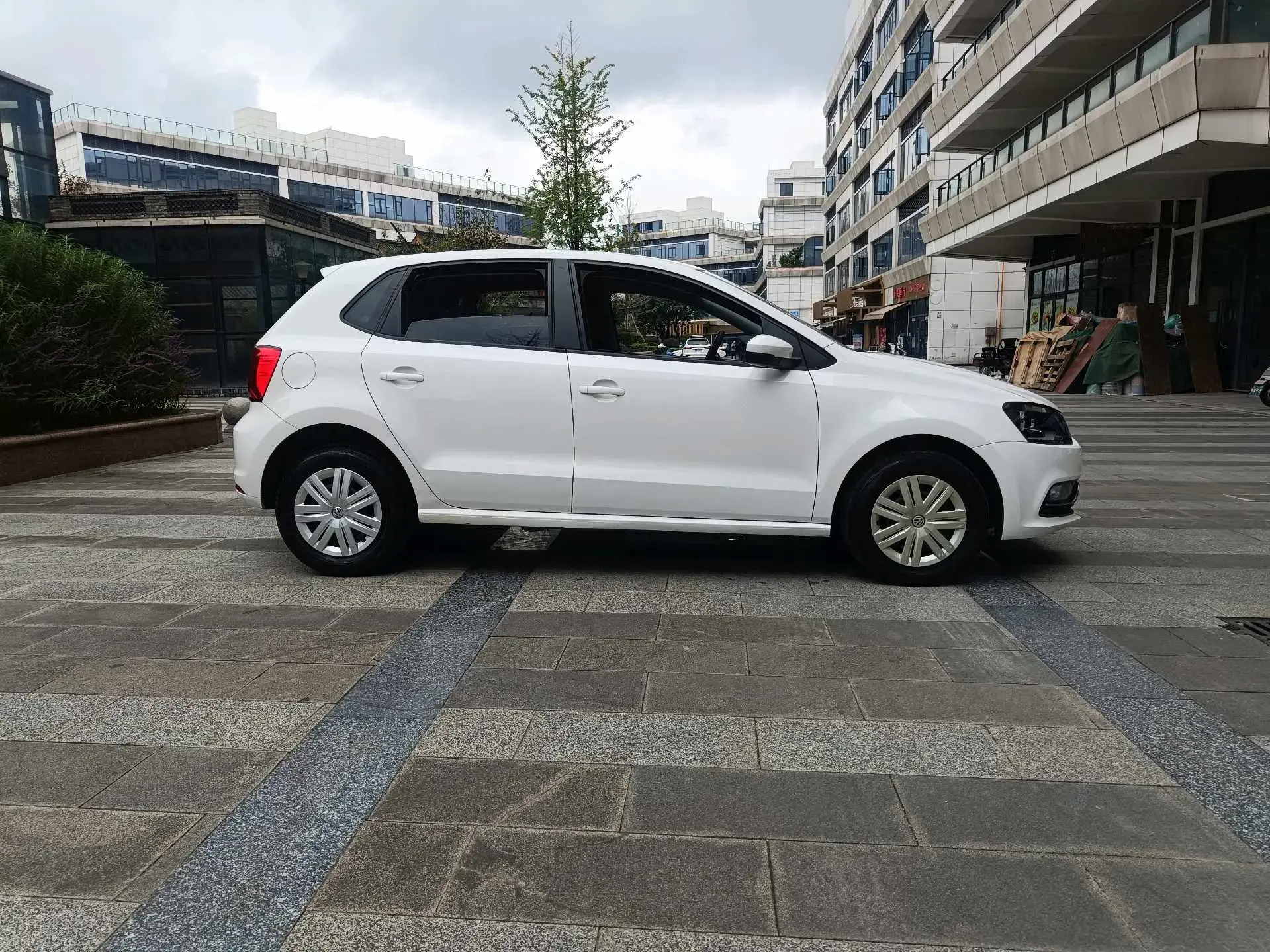 2016 VOLKSWAGEN POLO thumbnail 4