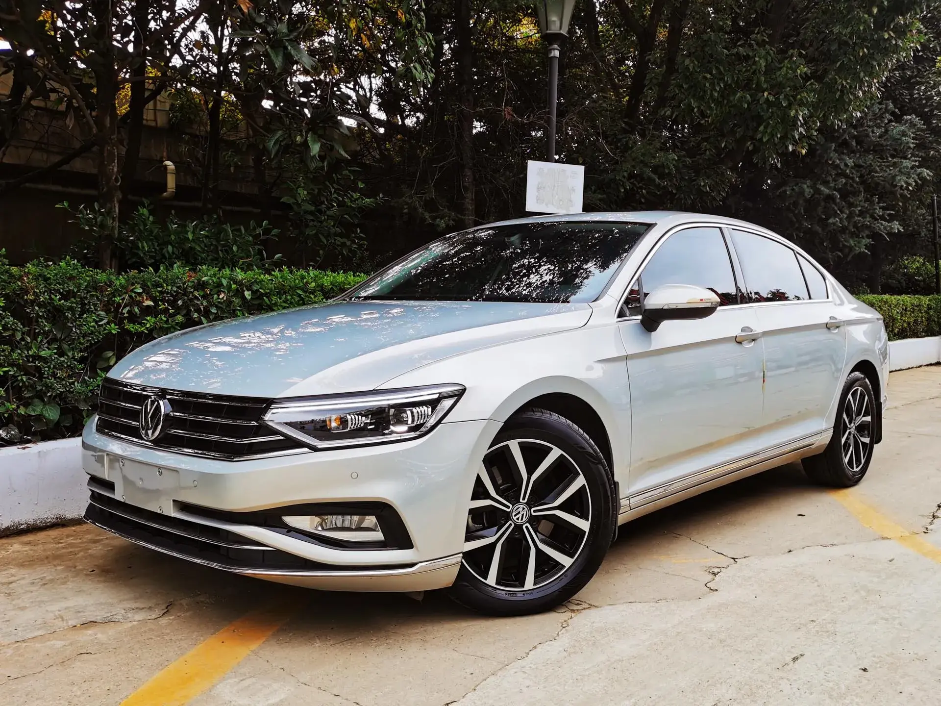 2020 VOLKSWAGEN MAGOTAN view 1