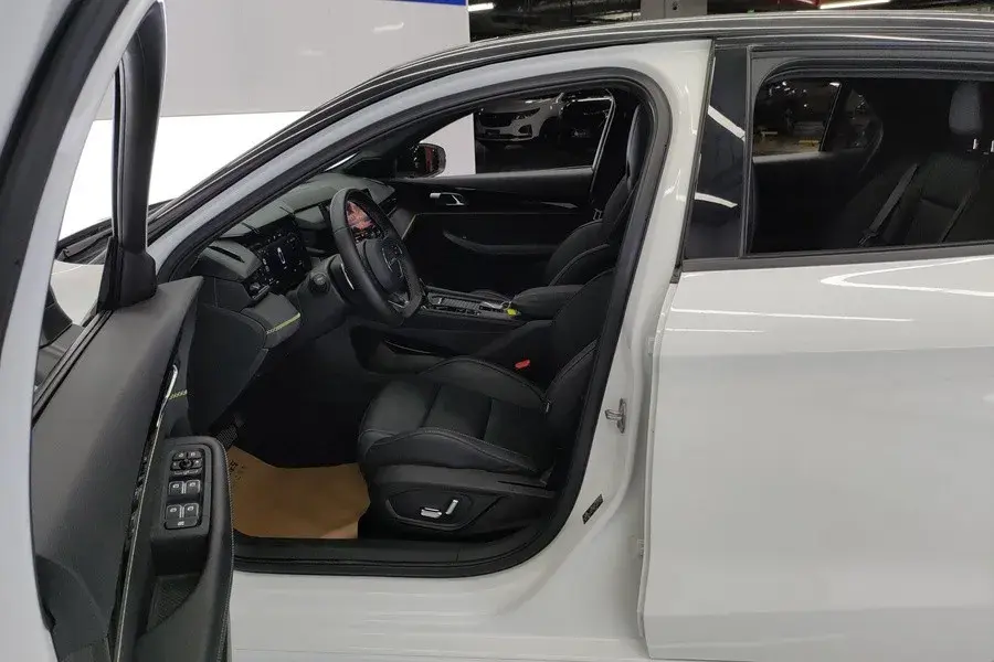 2023 LYNK&CO 03 thumbnail 3