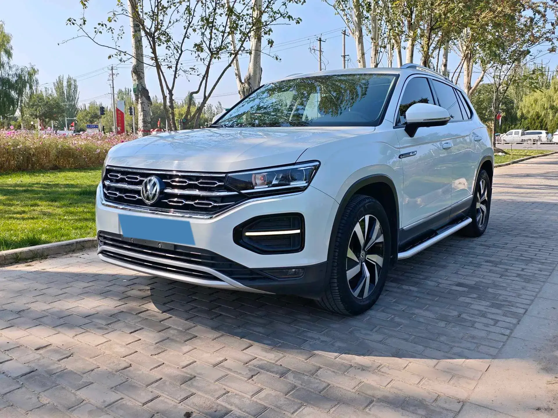 2020 VOLKSWAGEN TAYRON view 1