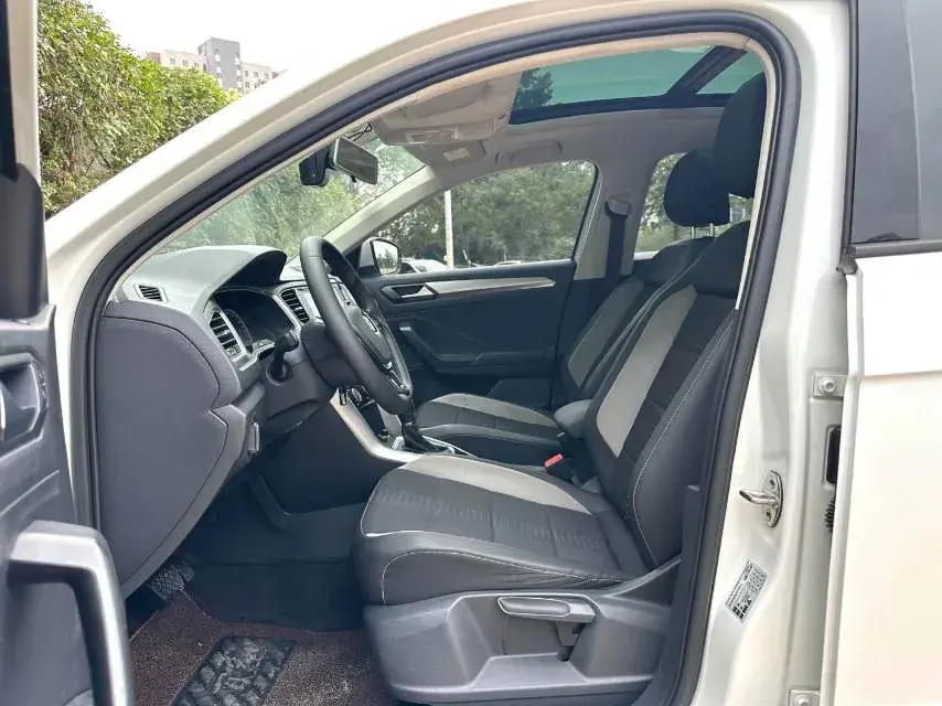 2019 VOLKSWAGEN T-ROC thumbnail 4