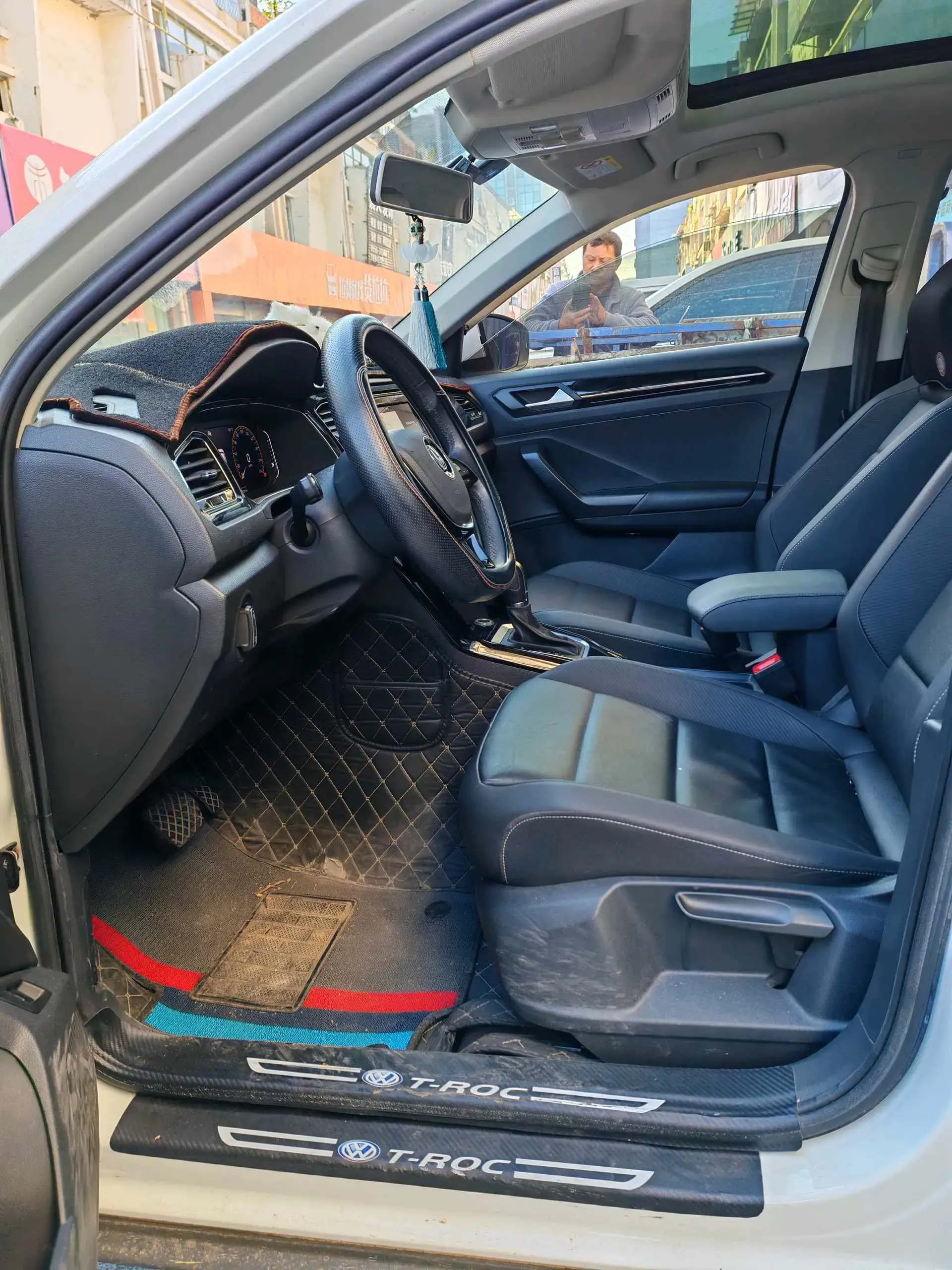 2020 VOLKSWAGEN T-ROC thumbnail 3