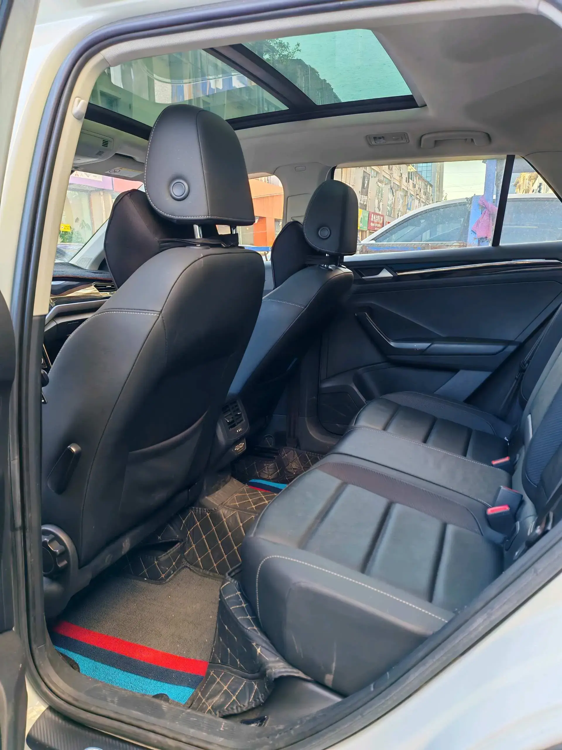 2020 VOLKSWAGEN T-ROC thumbnail 4