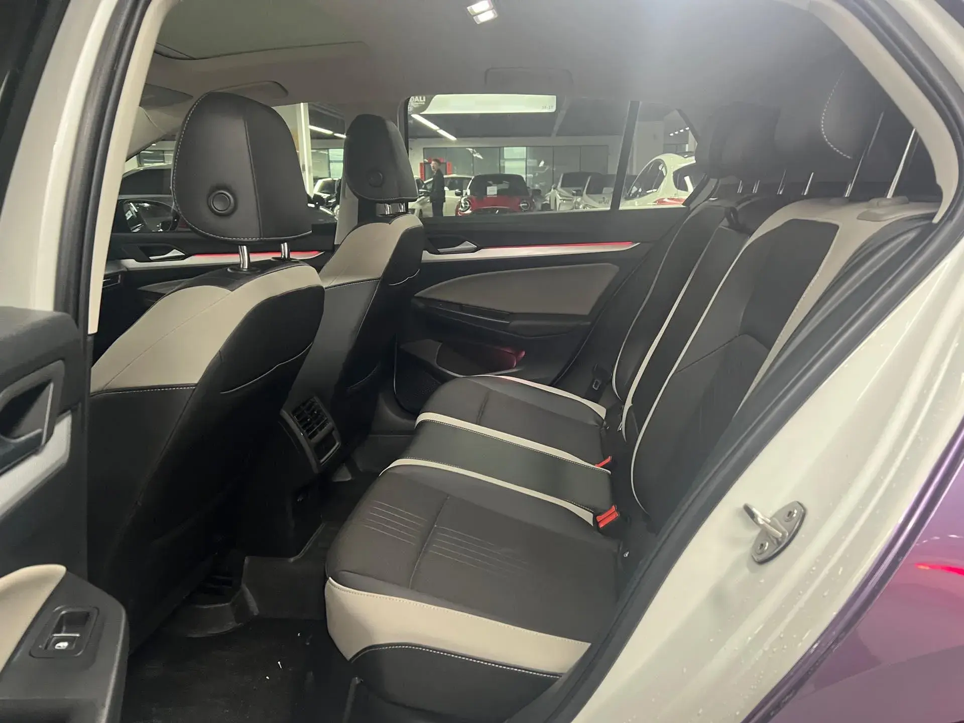 2021 VOLKSWAGEN GOLF thumbnail 4