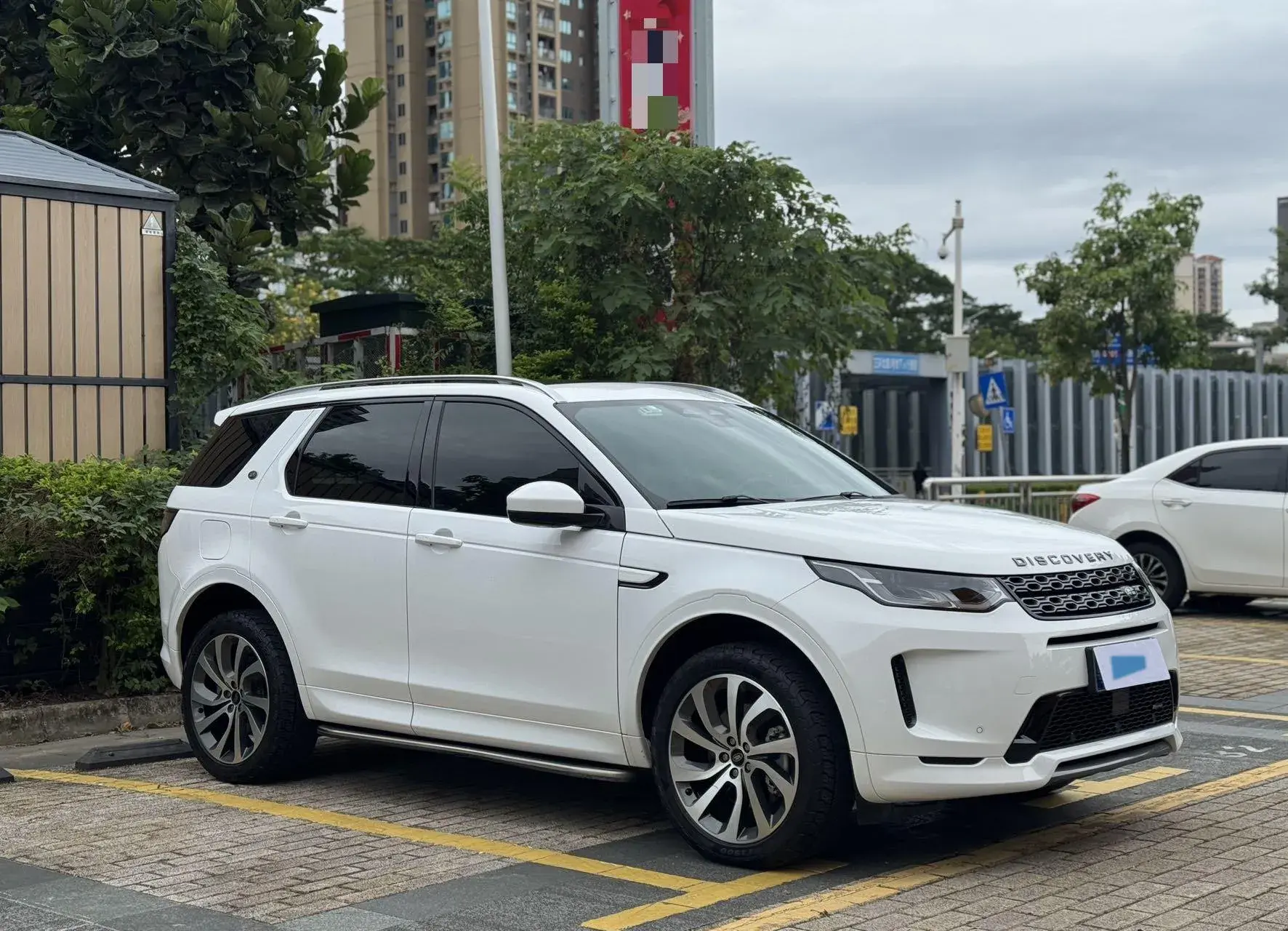 2023 LAND ROVER thumbnail 3