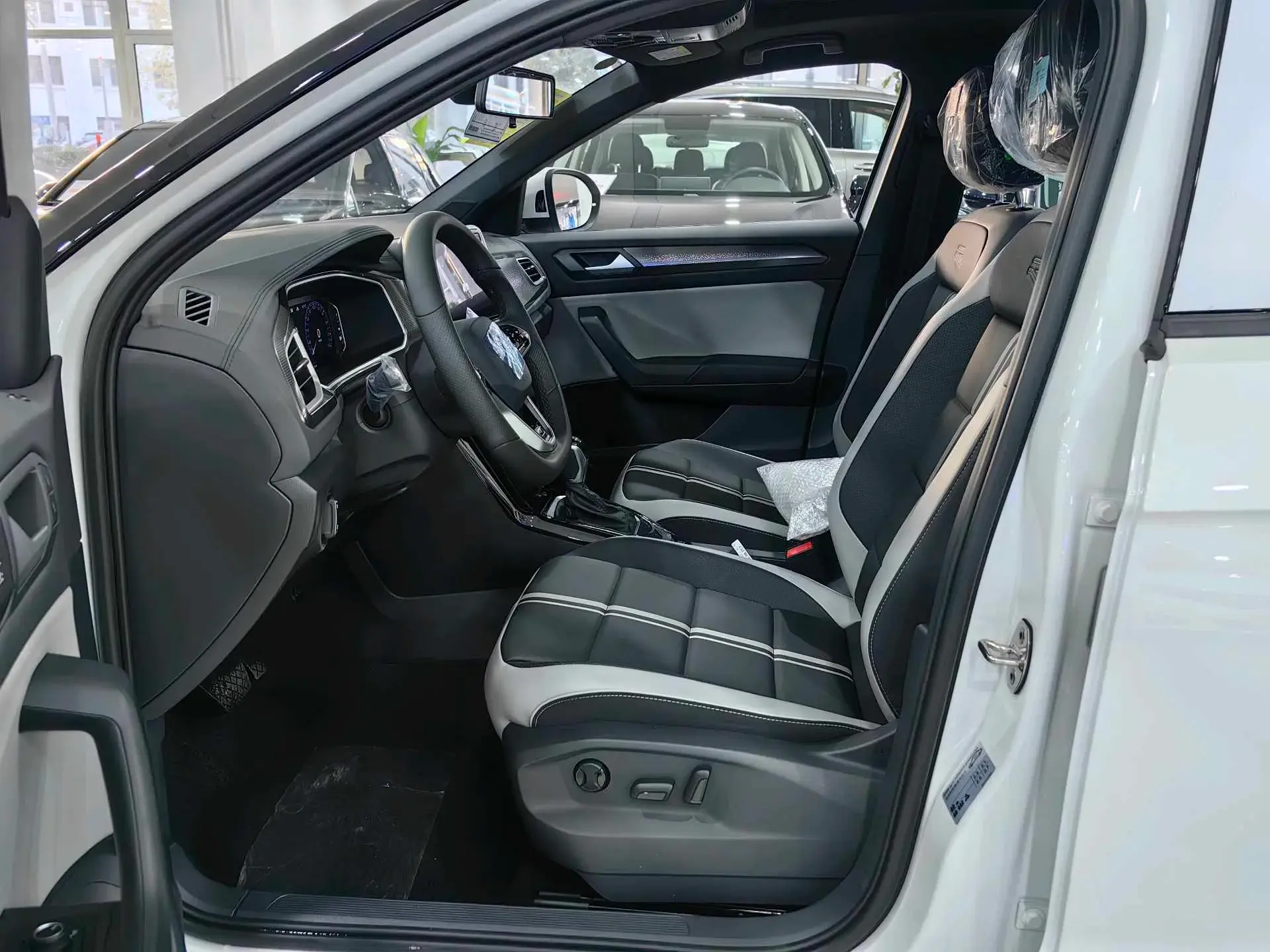 2025 VOLKSWAGEN T-ROC thumbnail 4