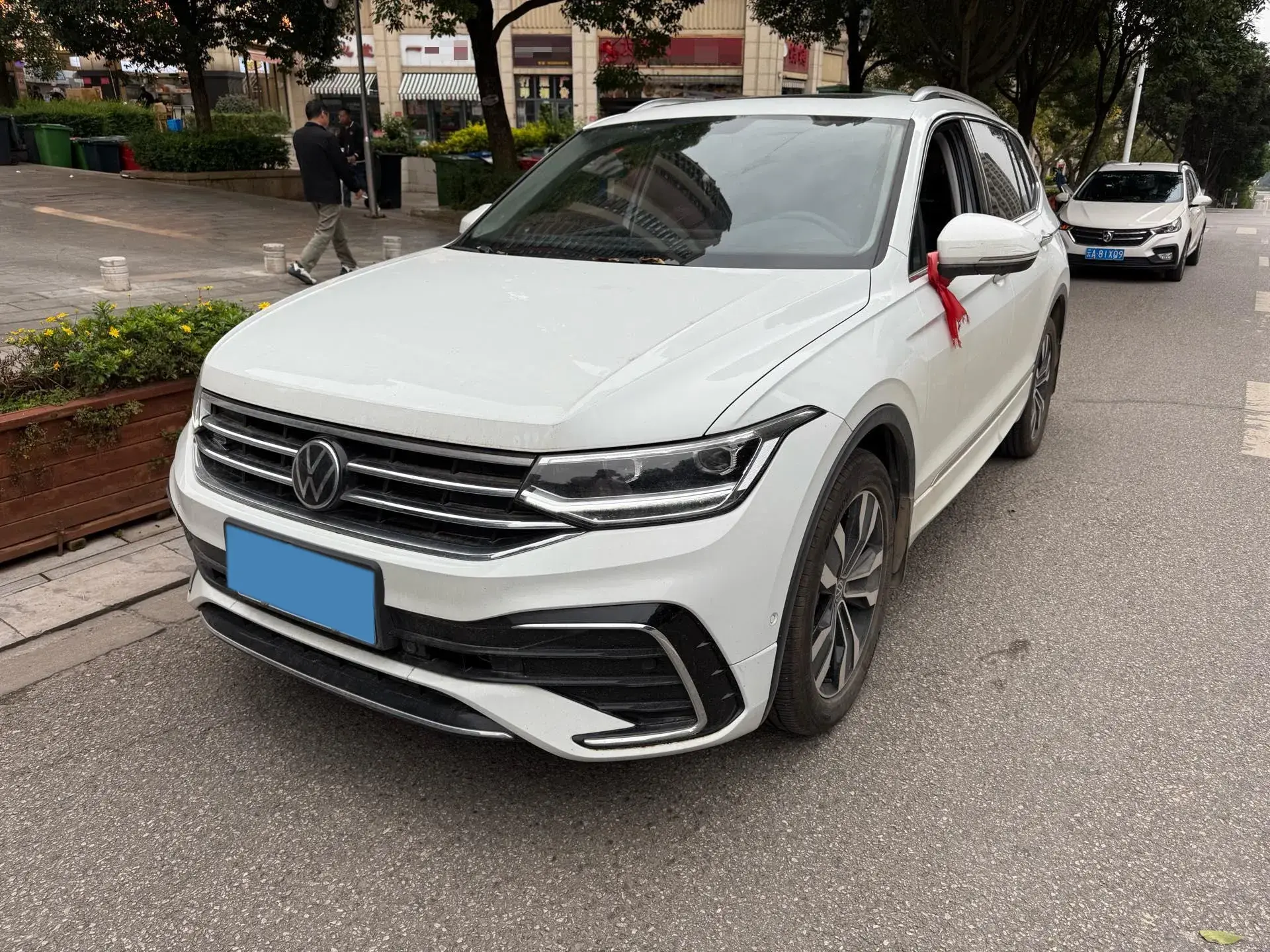 2024 VOLKSWAGEN TIGUAN view 1