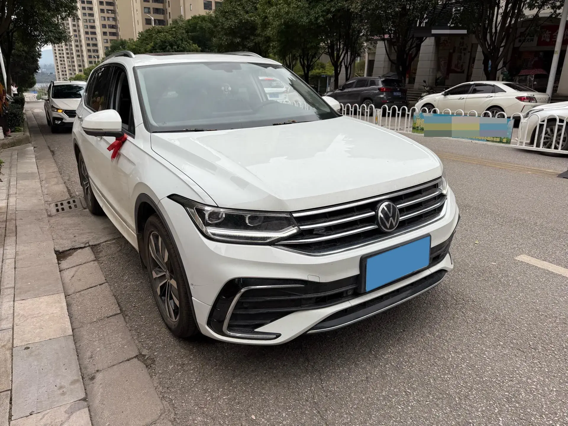 2024 VOLKSWAGEN TIGUAN thumbnail 2