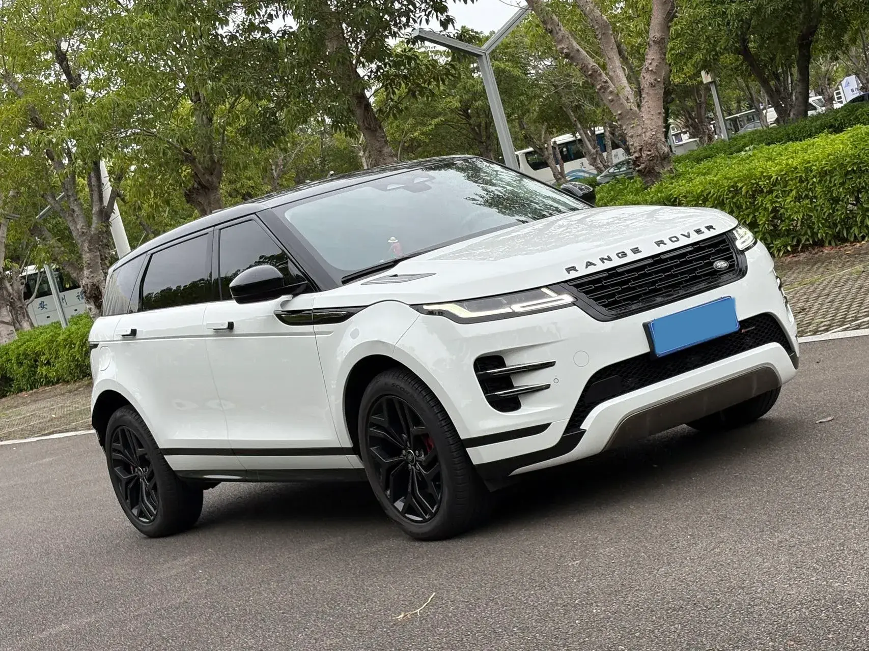 2023 LAND ROVER thumbnail 3